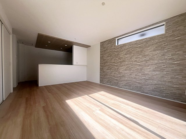 新築戸建・新築建売　福島市笹木野字南中谷地　野田小・野田中の居間・リビング|LDKは16.5帖でアクセントクロスと折下天井がおしゃれな空間です！