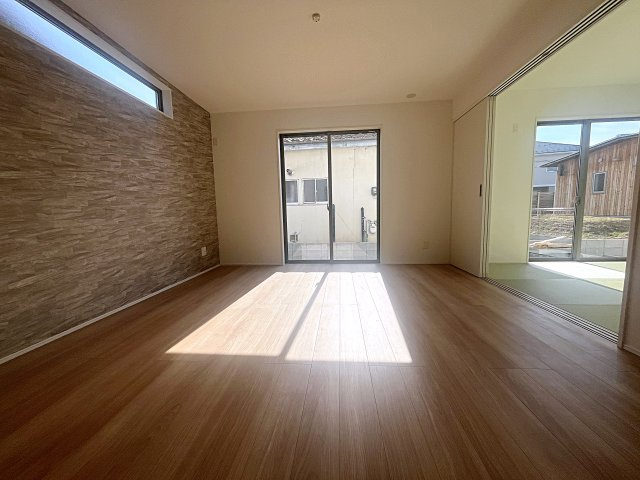 新築戸建・新築建売　福島市笹木野字南中谷地　野田小・野田中の居間・リビング|太陽の日差しが気持ちの良いリビングは広々としているので家具を設置してもゆとりがあります！