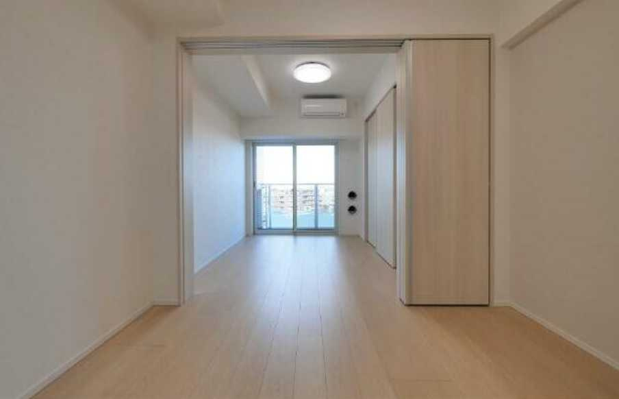 プレミアムキューブ上野毛＃mo　ペット相談　ネット無料　築浅の居間・リビング