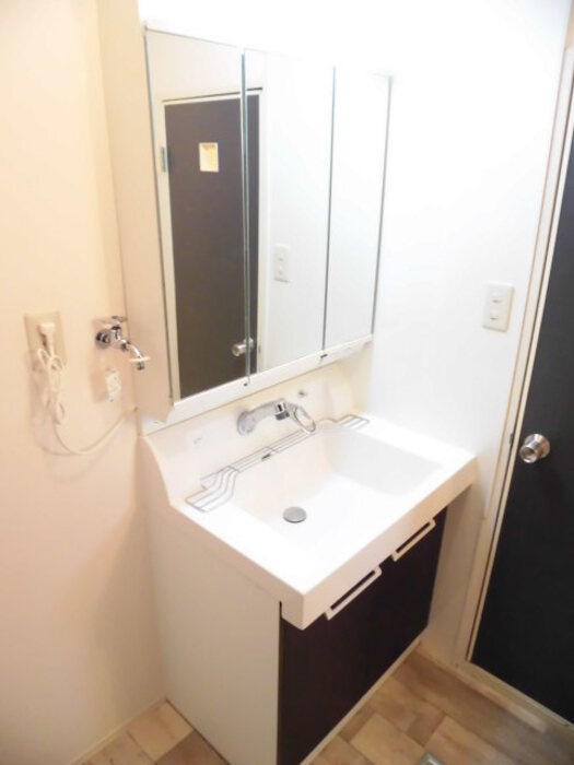 レジデンス21TH C棟の独立洗面台|独立洗面台、小物を置くことができて便利です