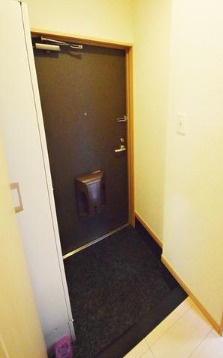 パークサイドプラム　３０１の玄関