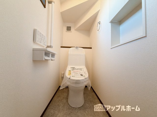 [新築住宅] 深谷市萱場 第10期 全6棟のトイレ|白を基調とした清潔感のある明るい空間。温水洗浄便座付きで、毎日快適・清潔に使用できます。操作しやすい壁面リモコンを採用しています。