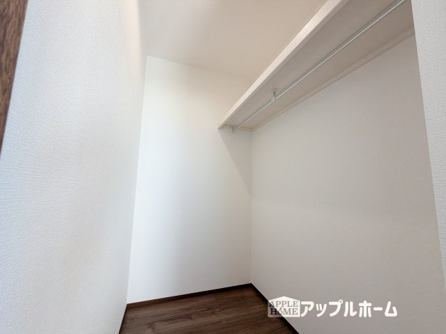 [新築住宅] 深谷市萱場 第10期 全6棟の収納|お洋服を大切にされる方に大変喜ばれる、ウォークインクローゼット。お洋服以外にも掃除機やスーツケースなどを一箇所に集約できるのは魅力ですね！扉が一箇所ですので、お部屋の見た目にもスッキリ！