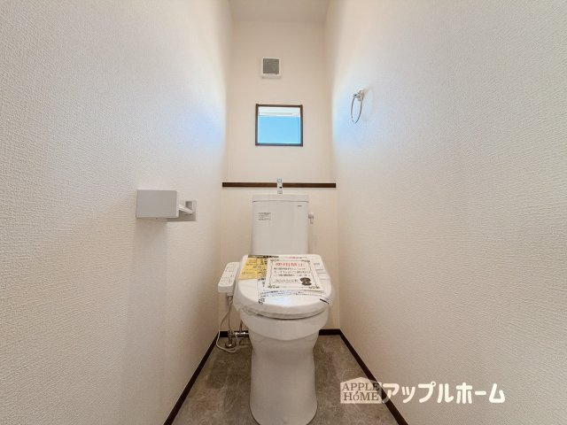 【新築住宅】深谷市萱場 第10期 全6棟のトイレ|白を基調とした清潔感のある明るい空間。温水洗浄便座付きで、毎日快適・清潔に使用できます。操作しやすい壁面リモコンを採用しています。