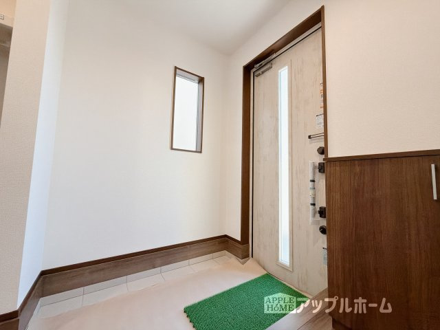 【新築住宅】深谷市萱場 第10期 全6棟の玄関|住まう人も来客も入った時にワクワクさせてくれるオシャレな玄関♪収納もたっぷりあるので、靴がたくさんあっても安心！