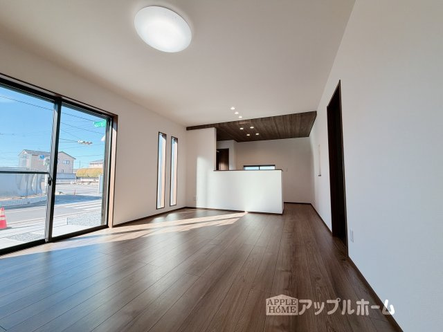 [新築住宅] 深谷市萱場 第10期 全6棟の居間・リビング|広々リビング×対面キッチンで家族の会話も弾みます♪家族団らんの秘訣は間取りにあり☆夢のマイホームを一緒に叶えましょう！