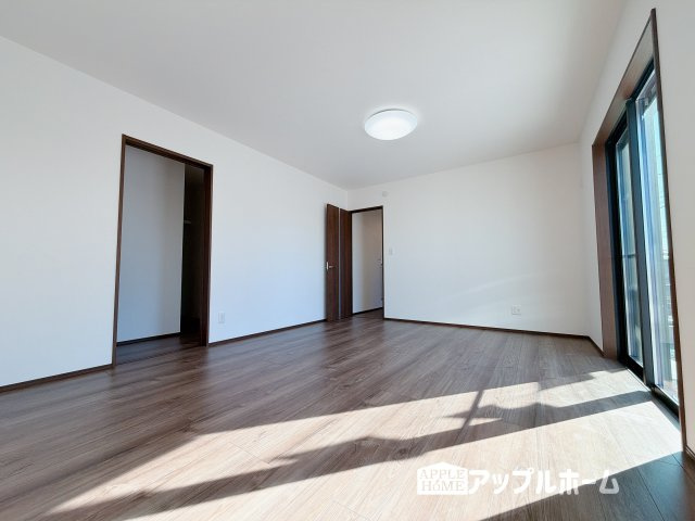[新築住宅] 深谷市萱場 第10期 全6棟の居間・リビング|窓から差し込む光で家族を温かく包み込みます。明るいリビングで子育てする喜びを☆いつでも見学可能です！
