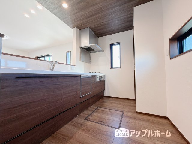 【新築住宅】深谷市萱場 第10期 全6棟のキッチン|対面式キッチンは、家族のコミュニケーションを育み、子育て家族にも好適なプラン！リビングで寛ぐご家族をいつも感じられます♪会話を楽しみながら家事ができ、小さいお子様がいても安心です！