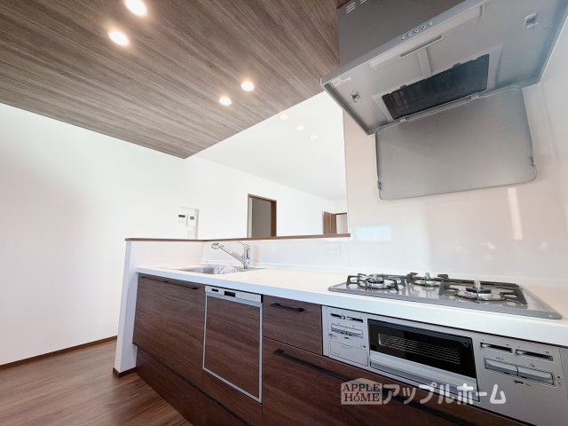 【新築住宅】深谷市萱場 第10期 全6棟のキッチン|見栄えもよくお手入れもスムーズに出来ます。豊富な収納力もございますので、キッチンスペースをスッキリとお使い頂けそうです。