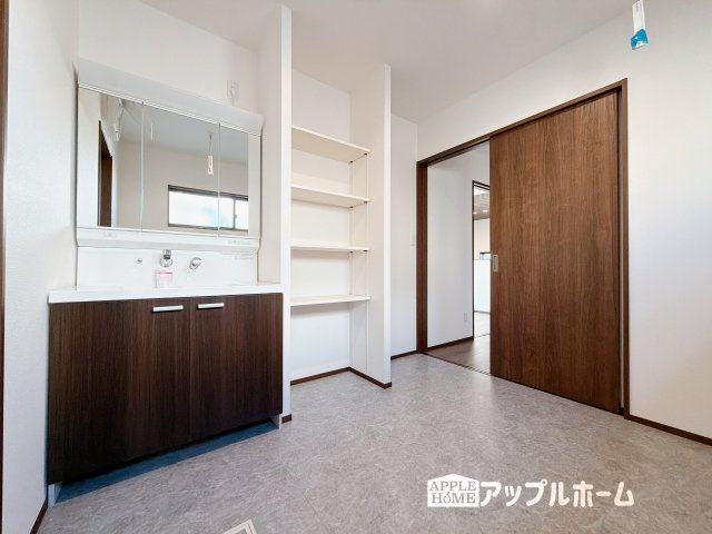 【新築住宅】深谷市萱場 第10期 全6棟の独立洗面台|ゆとりの洗面スペースで朝の身支度も快適スムーズに。３面鏡で髪のセットやお化粧もストレスなくこなせ、朝から気分良く通勤通学に向かえそうですね！鏡の裏にはたっぷりと収納スペースを標準装備