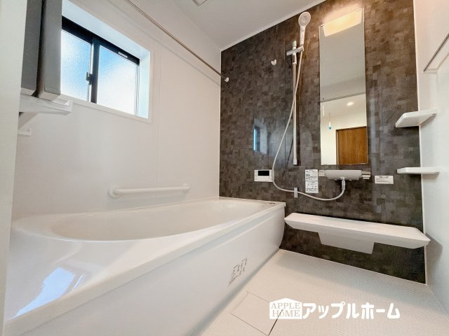 【新築住宅】深谷市萱場 第10期 全6棟の浴室|窓付きのバスルームは、採光もあり明るく気持ちの良い空間です。窓があることで、換気環境も良好。掃除もスムーズに出来ます