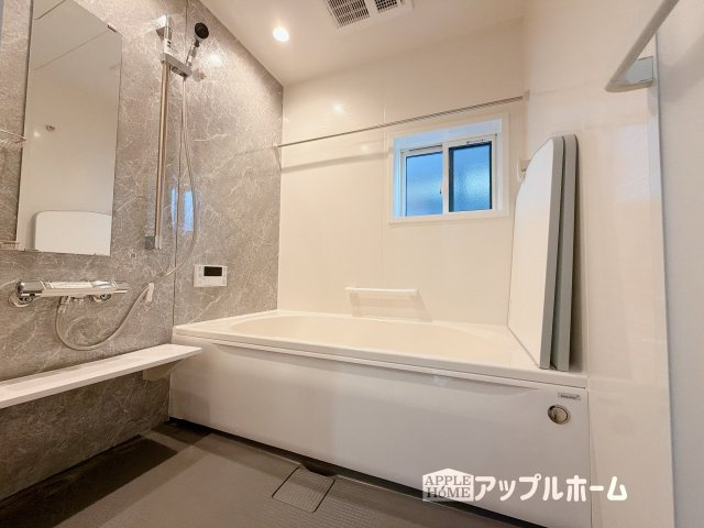 【新築住宅】熊谷市上之第9期の浴室|窓付きのバスルームは、採光もあり明るく気持ちの良い空間です。窓があることで、換気環境も良好。掃除もスムーズに出来ます