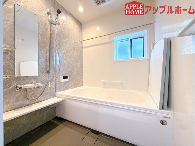 【新築住宅】熊谷市上之 第9期 全4棟の浴室|窓付きのバスルームは、採光もあり明るく気持ちの良い空間です。窓があることで、換気環境も良好。掃除もスムーズに出来ます