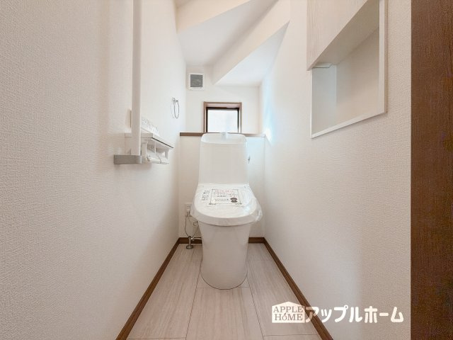 【新築住宅】熊谷市上之第9期のトイレ|温水洗浄器付き便座を標準装備してます♪窓付きで明るく、快適空間となっております。毎日使う場所だからこその配慮です。