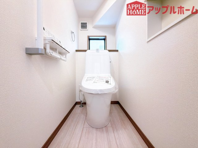 【新築住宅】熊谷市上之 第9期 全4棟のトイレ|白を基調とした清潔感のある明るい空間。温水洗浄便座付きで、毎日快適・清潔に使用できます。操作しやすい壁面リモコンを採用しています。