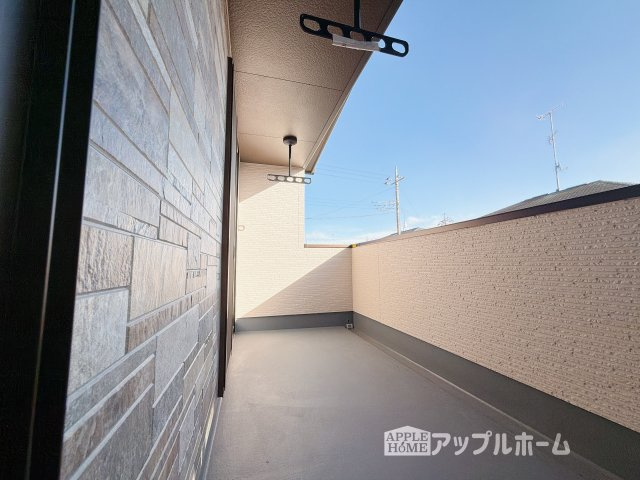 【新築住宅】熊谷市上之第9期のバルコニー|家族分の洗濯物もしっかり干せます。日当たりも良く、毎日のお洗濯が楽しくなりそう♪お布団は手軽に干せていつもポカポカに☆