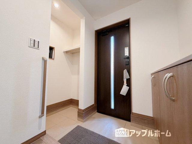 【新築住宅】熊谷市上之第9期の玄関|明るく清潔感のある玄関でお客様を迎えるスペースをパッと明るい印象に！大容量の収納力で大家族の履物もすっきり収納できます♪