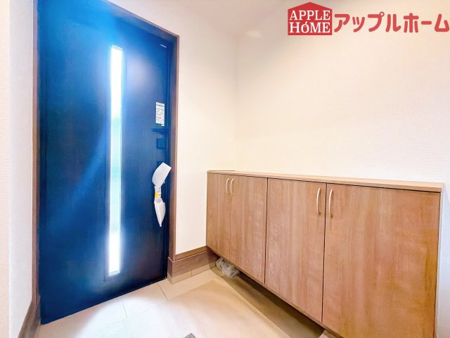 【新築住宅】熊谷市上之 第9期 全4棟の玄関|ご家族皆様の靴やお手入れ用品を収納できる収納棚を設置！お家に出会う人々を迎える玄関だからこそ、常に整理整頓しておきたいですね♪