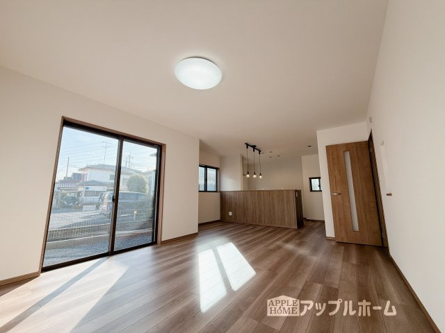 【新築住宅】熊谷市上之第9期の居間・リビング|広々リビング×対面キッチンで家族の会話も弾みます♪家族団らんの秘訣は間取りにあり☆夢のマイホームを一緒に叶えましょう！