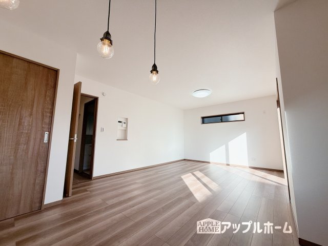 【新築住宅】熊谷市上之第9期の居間・リビング|家族の会話が弾む明るく広々したリビング！窓から差し込む光の温かさを一度ご体感ください☆いつでもお気軽にお問合せOKです！TEL「0120-466263」