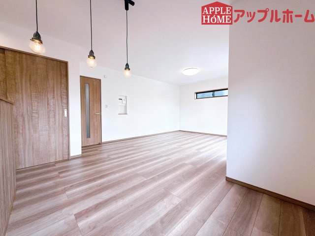 【新築住宅】熊谷市上之 第9期 全4棟の居間・リビング|家族の会話が弾む明るく広々したリビング！窓から差し込む光の温かさを一度ご体感ください☆いつでもお気軽にお問合せOKです！TEL「0120-466263」