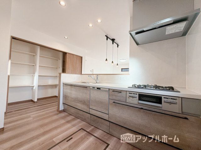 【新築住宅】熊谷市上之第9期のキッチン|キッチンから部屋中が見守れるので、小さなお子様がいるご家庭でも安心です。シンプル×ナチュラルな温かい空間は、どんなスタイルの家具も合わせやすいお部屋です。