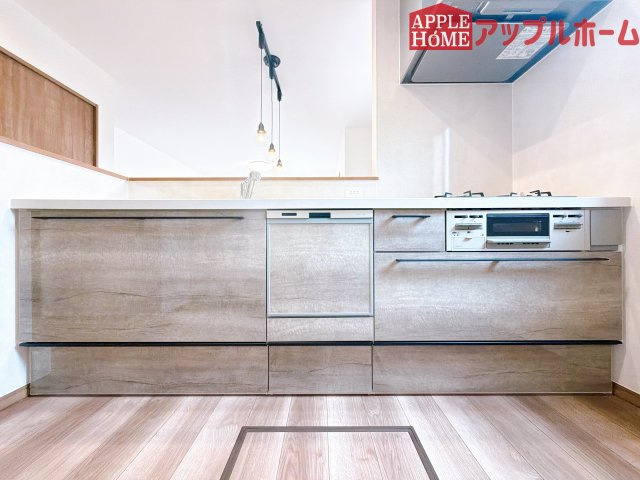 【新築住宅】熊谷市上之 第9期 全4棟のキッチン|キッチンから部屋中が見守れるので、小さなお子様がいるご家庭でも安心です。シンプル×ナチュラルな温かい空間は、どんなスタイルの家具も合わせやすいお部屋です。
