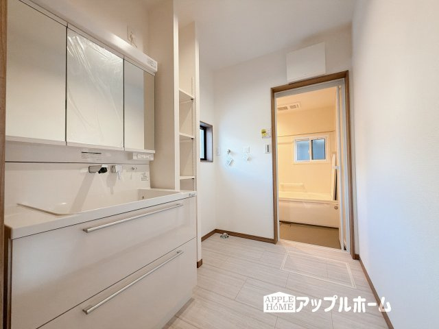 【新築住宅】熊谷市上之第9期の独立洗面台|三面鏡付きの洗面化粧台ですので、たっぷりと収納いただけます。白を基調とした清潔感のある快適空間です。毎日の身支度も気持ち良くお使い頂けます！！