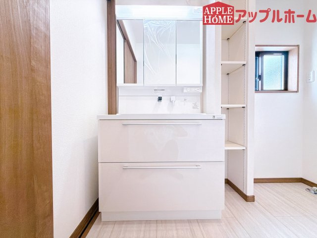 【新築住宅】熊谷市上之 第9期 全4棟の独立洗面台|三面鏡付きの洗面化粧台ですので、たっぷりと収納いただけます。白を基調とした清潔感のある快適空間です。毎日の身支度も気持ち良くお使い頂けます！！