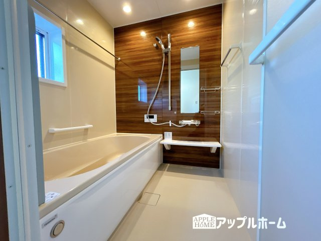 【新築住宅】熊谷市上之第9期の浴室|窓付きのバスルームは、採光もあり明るく気持ちの良い空間です。窓があることで、換気環境も良好。掃除もスムーズに出来ます