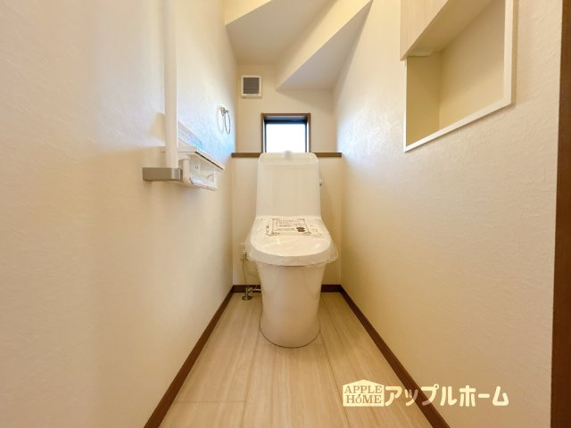 【新築住宅】熊谷市上之第9期のトイレ|温水洗浄器付き便座を標準装備してます♪窓付きで明るく、快適空間となっております。毎日使う場所だからこその配慮です。