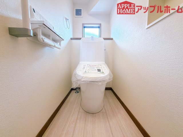 【新築住宅】熊谷市上之 第9期 全4棟のトイレ|白を基調とした清潔感のある明るい空間。温水洗浄便座付きで、毎日快適・清潔に使用できます。操作しやすい壁面リモコンを採用しています。