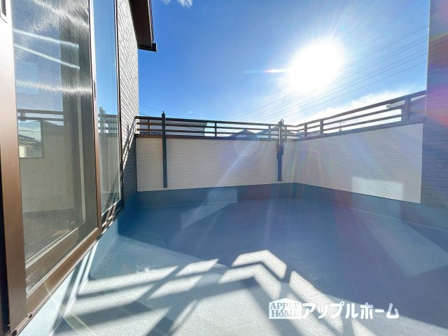 【新築住宅】熊谷市上之第9期のバルコニー|家族分の洗濯物もしっかり干せます。日当たりも良く、毎日のお洗濯が楽しくなりそう♪お布団は手軽に干せていつもポカポカに☆