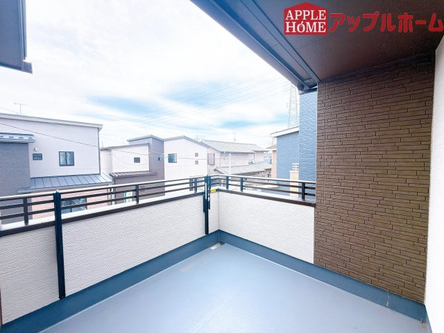 【新築住宅】熊谷市上之 第9期 全4棟のバルコニー|奥行を広めに取ったバルコニー♪家族分の洗濯物もしっかり干せます。日当たりも良く、毎日のお洗濯が楽しくなりそう♪