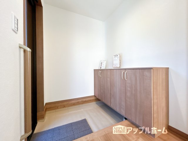 【新築住宅】熊谷市上之第9期の玄関|明るくて清潔感溢れる玄関。便利な下駄箱収納付きです♪散らかりがちな玄関もすっきりと片付きます。