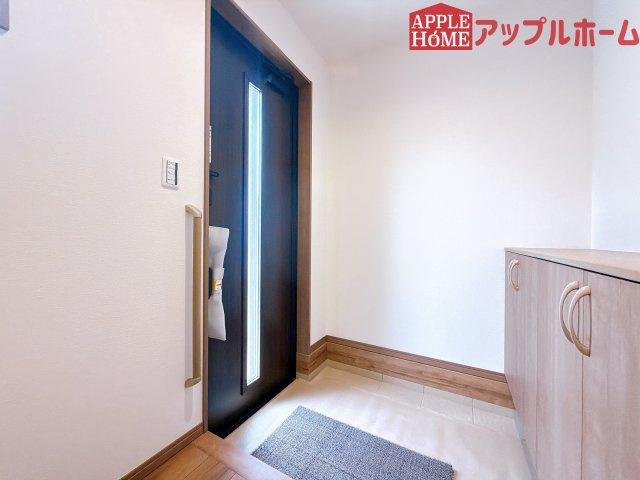 【新築住宅】熊谷市上之 第9期 全4棟の玄関|ご家族皆様の靴やお手入れ用品を収納できる収納棚を設置！お家に出会う人々を迎える玄関だからこそ、常に整理整頓しておきたいですね♪