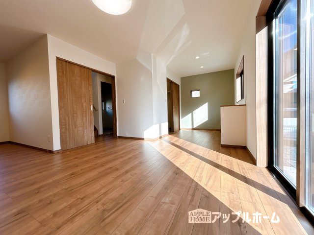 【新築住宅】熊谷市上之第9期の居間・リビング|家族の会話が弾む明るく広々したリビング！窓から差し込む光の温かさを一度ご体感ください☆いつでもお気軽にお問合せOKです！TEL「0120-466263」