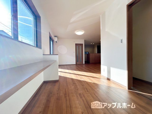 【新築住宅】熊谷市上之第9期の居間・リビング|窓から差し込む光で家族を温かく包み込みます。明るいリビングで子育てする喜びを☆いつでも見学可能です！