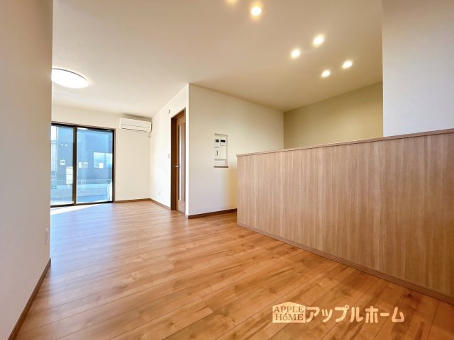【新築住宅】熊谷市上之第9期の居間・リビング|広々リビング×対面キッチンで家族の会話も弾みます♪家族団らんの秘訣は間取りにあり☆夢のマイホームを一緒に叶えましょう！