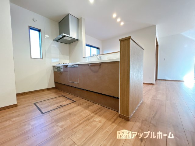 【新築住宅】熊谷市上之第9期のキッチン|キッチンから部屋中が見守れるので、小さなお子様がいるご家庭でも安心です。シンプル×ナチュラルな温かい空間は、どんなスタイルの家具も合わせやすいお部屋です。