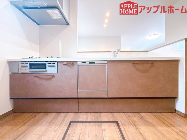 【新築住宅】熊谷市上之 第9期 全4棟のキッチン|キッチンから部屋中が見守れるので、小さなお子様がいるご家庭でも安心です。シンプル×ナチュラルな温かい空間は、どんなスタイルの家具も合わせやすいお部屋です。