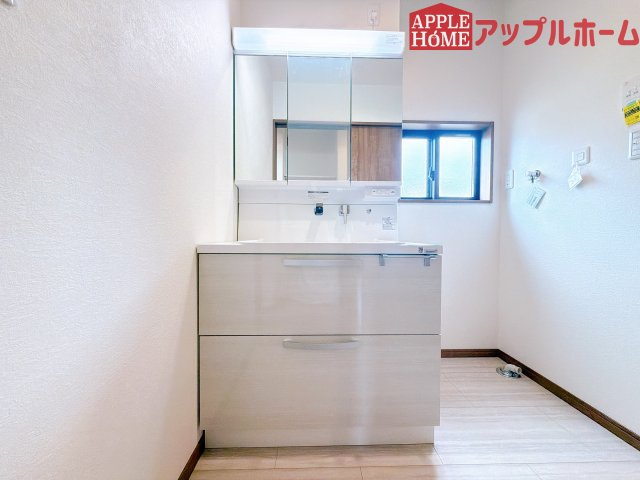 【新築住宅】熊谷市上之 第9期 全4棟の独立洗面台|三面鏡付きの洗面化粧台ですので、たっぷりと収納いただけます。白を基調とした清潔感のある快適空間です。毎日の身支度も気持ち良くお使い頂けます！！