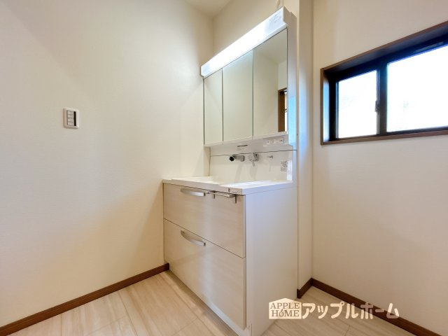 【新築住宅】熊谷市上之第9期の独立洗面台|三面鏡付きの洗面化粧台ですので、たっぷりと収納いただけます。白を基調とした清潔感のある快適空間です。毎日の身支度も気持ち良くお使い頂けます！！