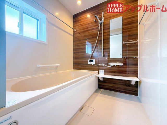 【新築住宅】熊谷市上之 第9期 全4棟の浴室|窓付きのバスルームは、採光もあり明るく気持ちの良い空間です。窓があることで、換気環境も良好。掃除もスムーズに出来ます