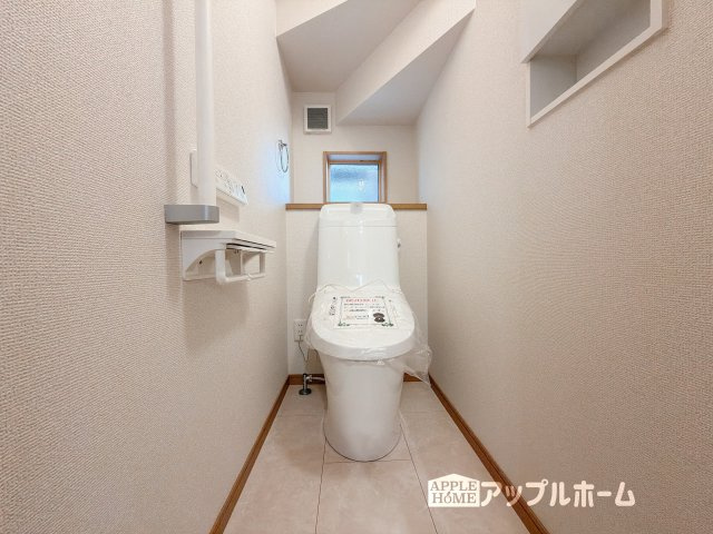 [新築住宅] 深谷市上野台 第59期 全3棟のトイレ|白を基調とした清潔感のある明るい空間。温水洗浄便座付きで、毎日快適・清潔に使用できます。操作しやすい壁面リモコンを採用しています。