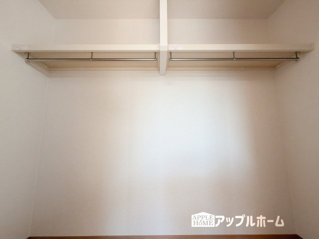 [新築住宅] 深谷市上野台 第59期 全3棟の収納|お洋服を大切にされる方に大変喜ばれる、ウォークインクローゼット。お洋服以外にも掃除機やスーツケースなどを一箇所に集約できるのは魅力ですね！扉が一箇所ですので、お部屋の見た目にもスッキリ！