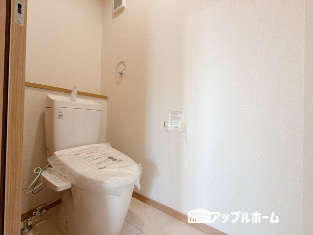 【新築住宅】深谷市上野台 第59期のトイレ|白を基調とした清潔感のある明るい空間。温水洗浄便座付きで、毎日快適・清潔に使用できます。操作しやすい壁面リモコンを採用しています。