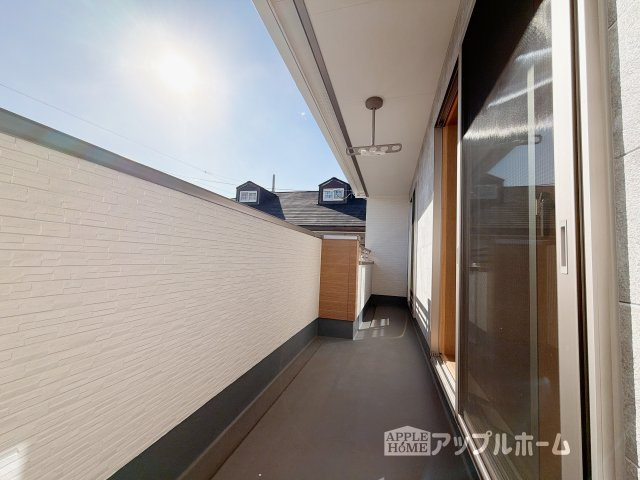 [新築住宅] 深谷市上野台 第59期 全3棟のバルコニー|家族分の洗濯物もしっかり干せます。日当たりも良く、毎日のお洗濯が楽しくなりそう♪お布団は手軽に干せていつもポカポカに☆
