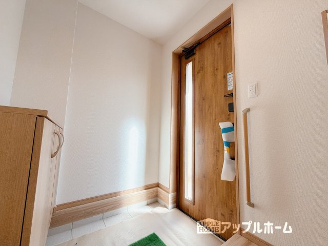 【新築住宅】深谷市上野台 第59期の玄関|住まう人も来客も入った時にワクワクさせてくれるオシャレな玄関♪収納もたっぷりあるので、靴がたくさんあっても安心！