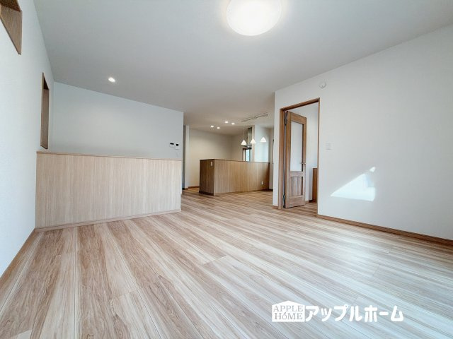 [新築住宅] 深谷市上野台 第59期 全3棟の居間・リビング|広々リビング×対面キッチンで家族の会話も弾みます♪家族団らんの秘訣は間取りにあり☆夢のマイホームを一緒に叶えましょう！